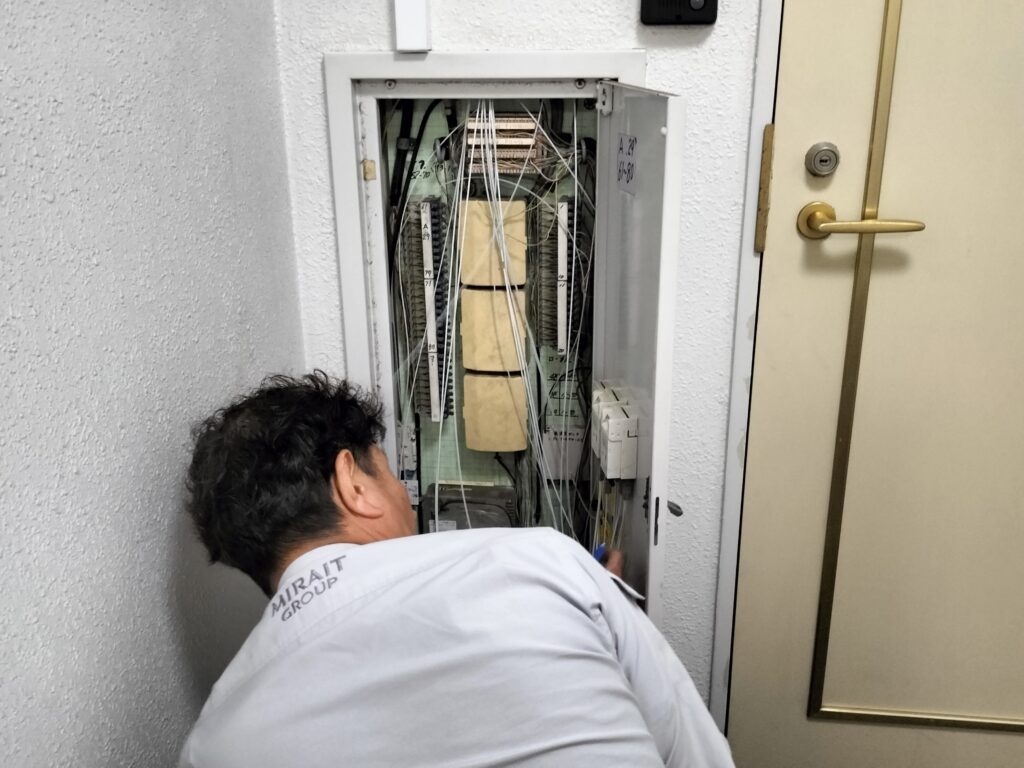 マンションのMDF室での10ギガの工事風景