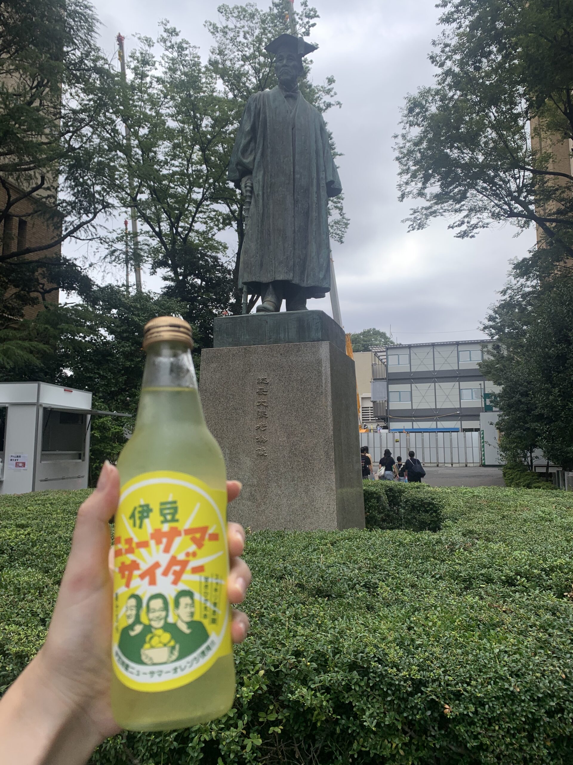 大隈重信銅像とジュース