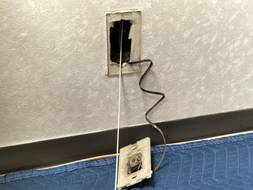 部屋の壁に設置された光コンセント