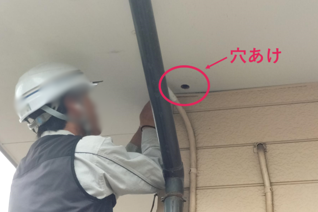 外壁に穴あけをしている様子
