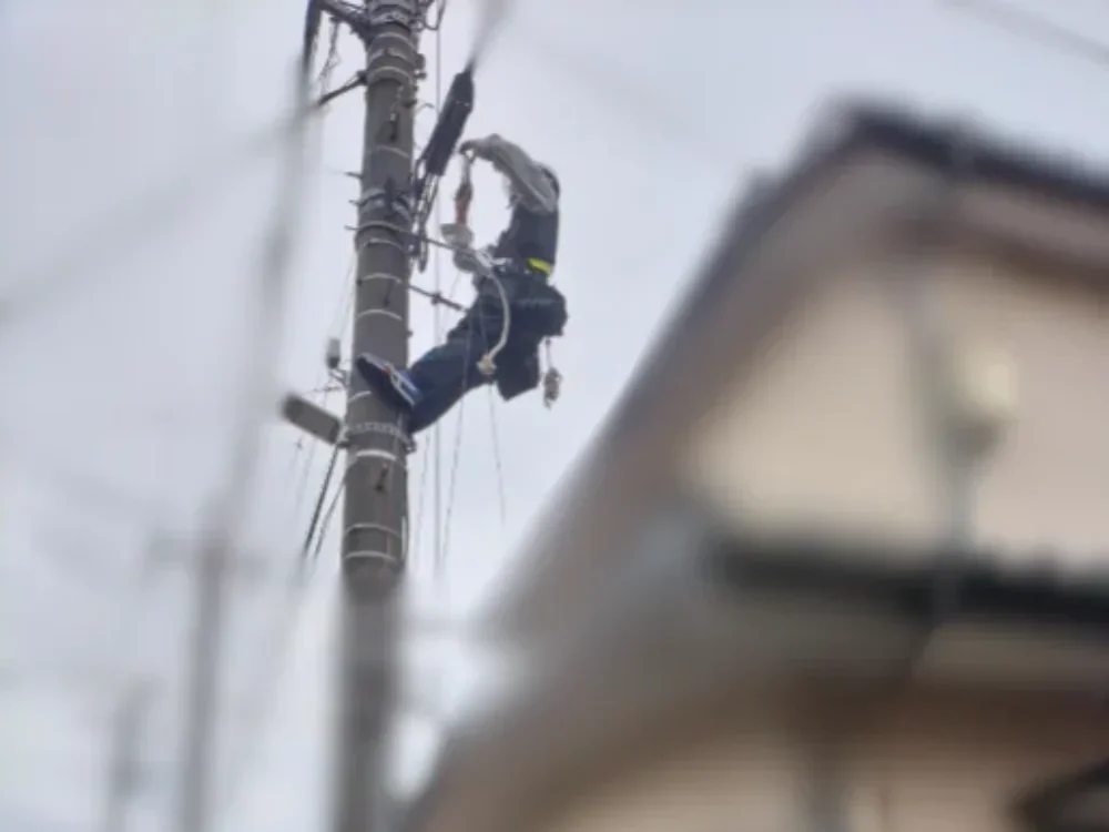 電柱から光ファイバーケーブルを引き込む画像